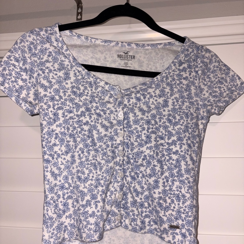 Hollister Women's White and Blue Floral Tee